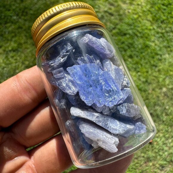 375 carats of Tanzanite Crystals in Jar - Picture 1 of 8